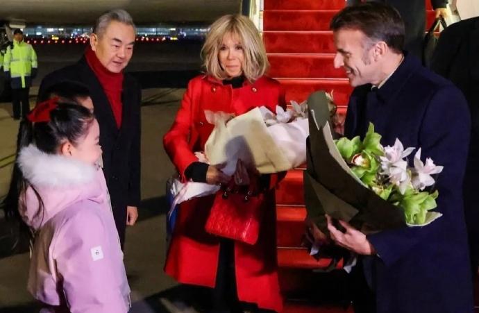给马克龙夫妇献花的小女孩好漂亮好可爱！12月3日，法国总统马克龙抵达北京首都机