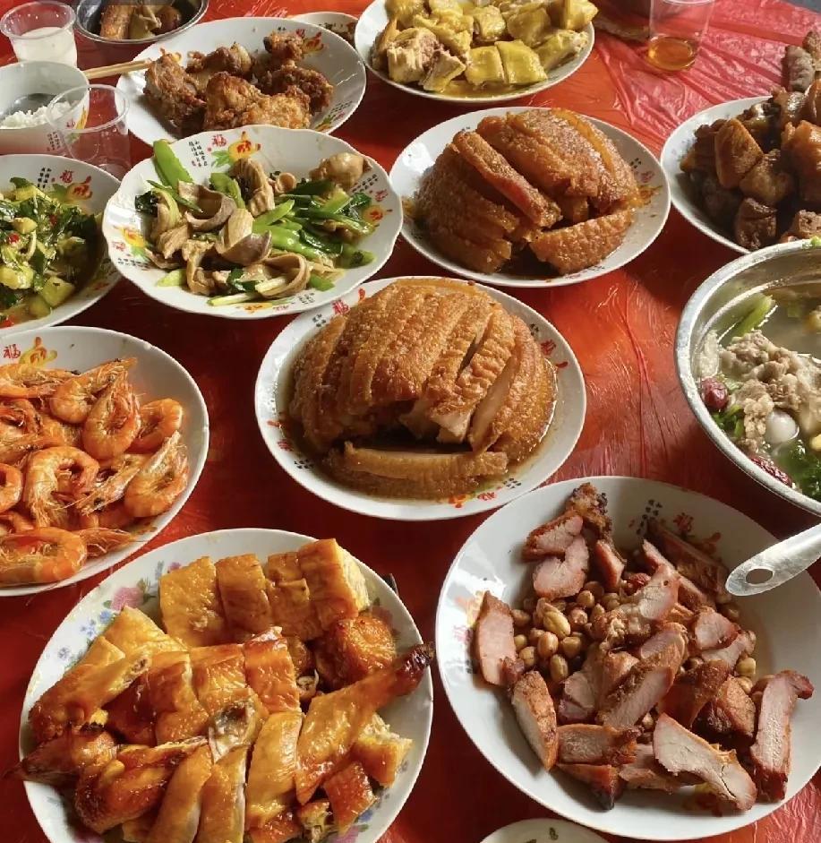 去农村参加一个朋友孩子的满月酒席，我那一桌十个人都是女客，有两个年龄要大一点，有