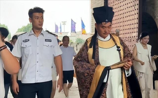 前脚郭德纲曾因改词被罚64万，后脚朱之文就在台儿庄穿古装唱起了同一首歌。全网骂他