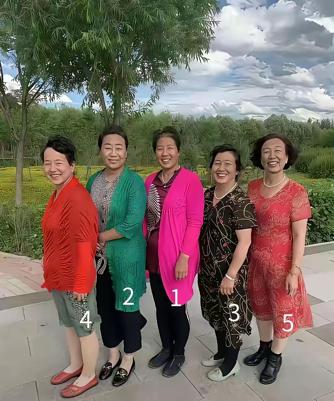 网友称，这五人中有一位是国家公务员。恕我直言，从她们的肤色、体态、气质，还有穿