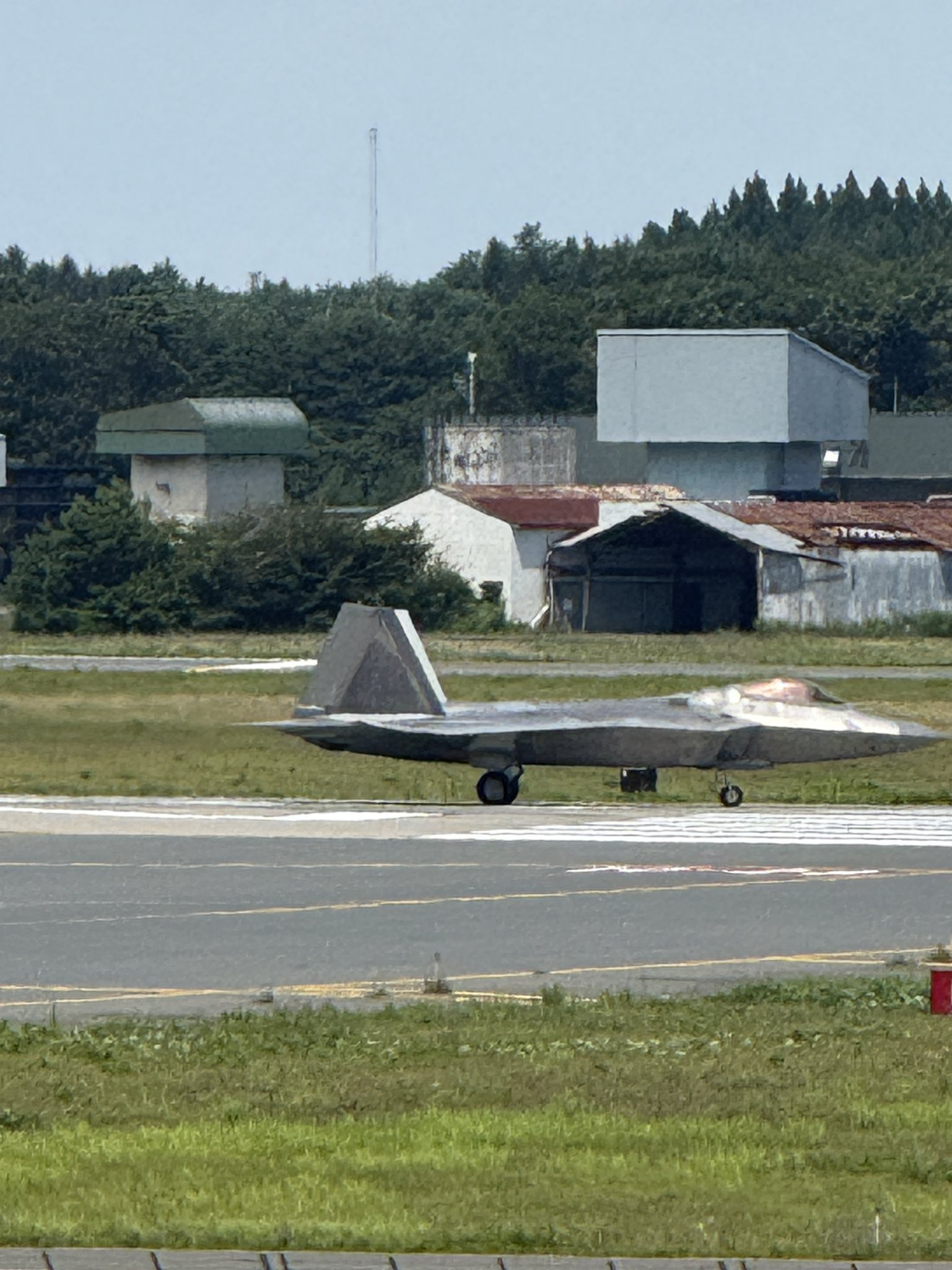 三泽基地地面滑行中的F-22​​​