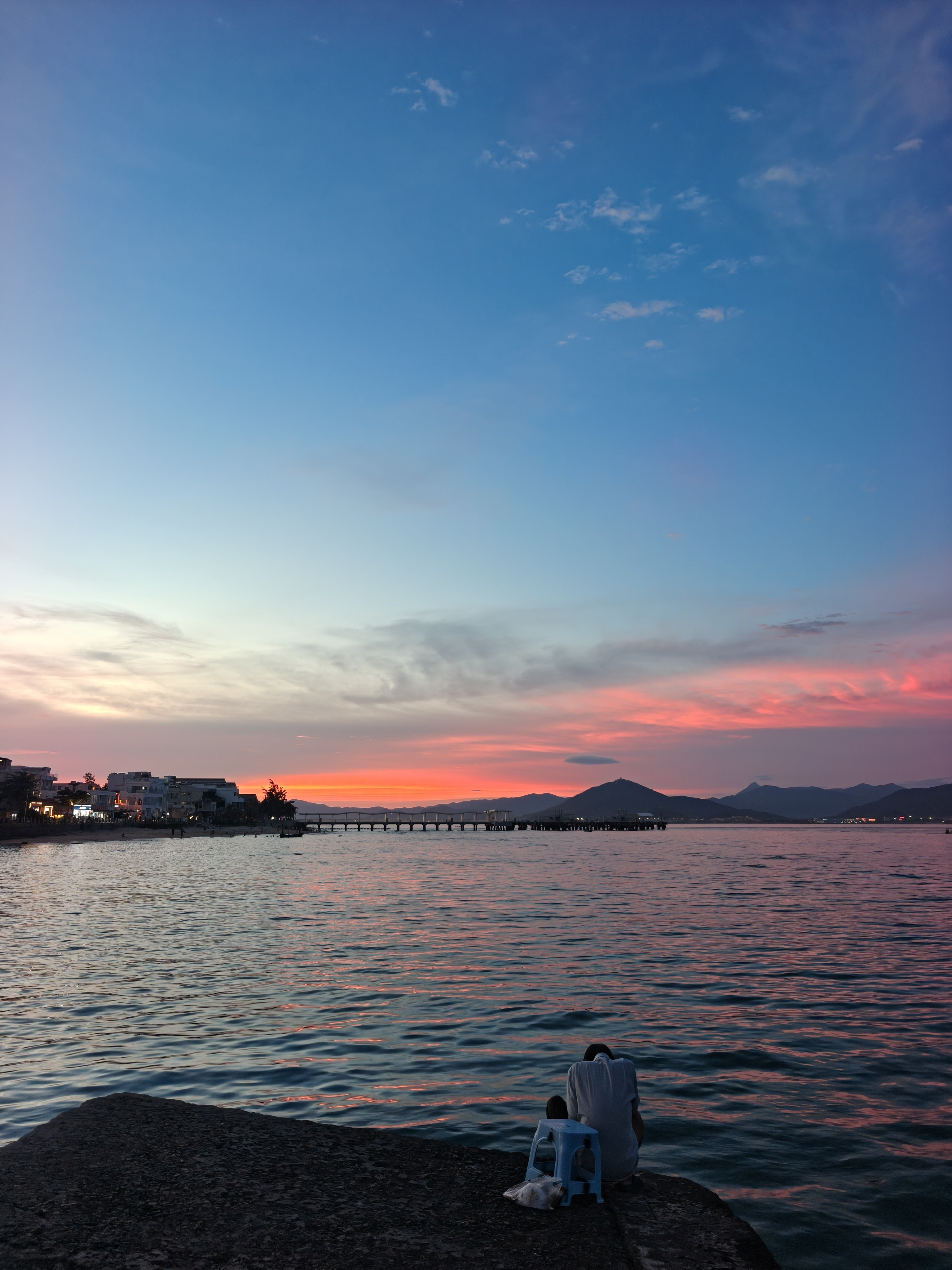 我发现隔壁短视频平台上的舆论氛围的多元化比微博这里好太多了。在微博上，不管你账号