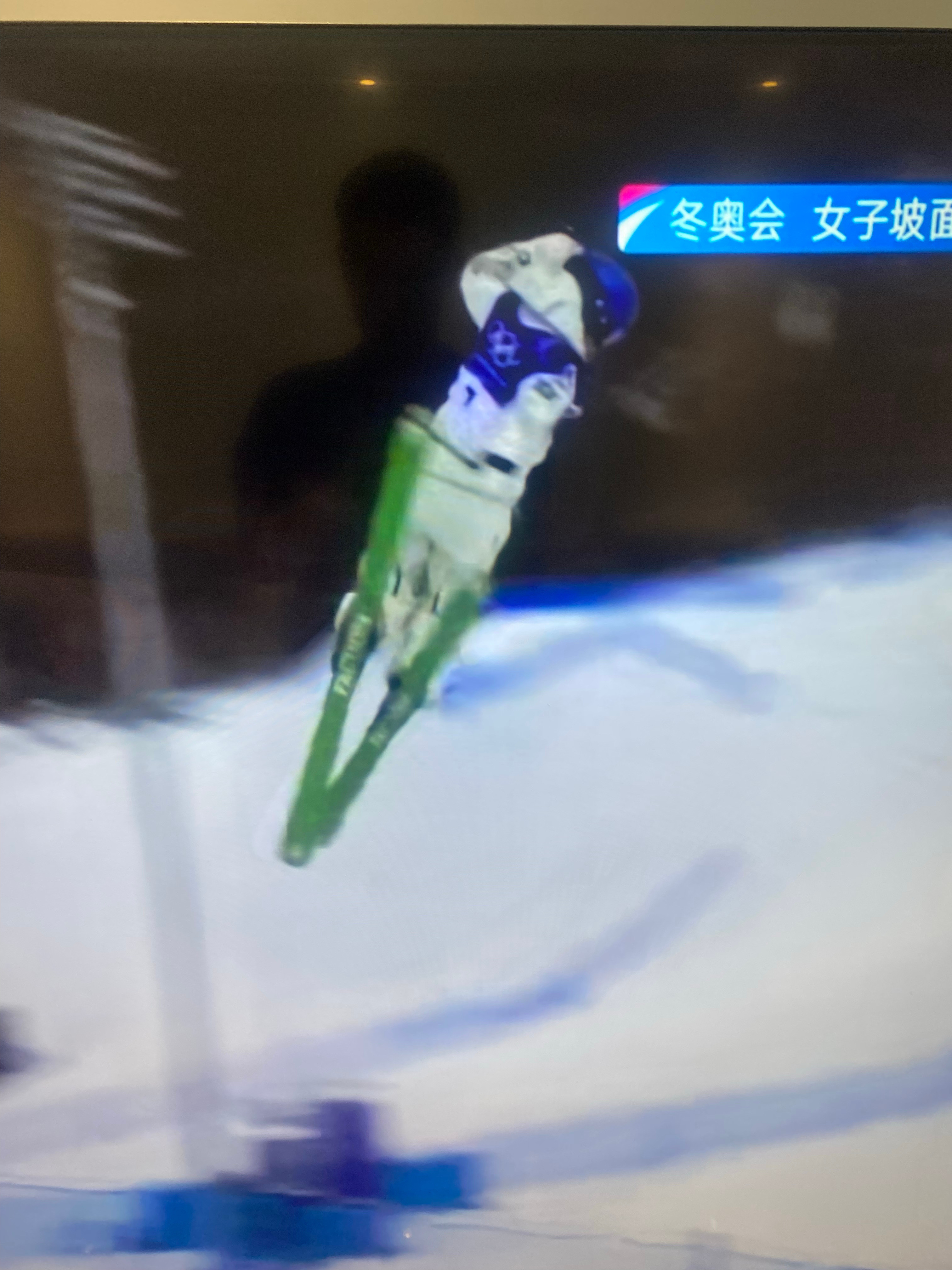 谷爱凌决赛谷爱凌这一跳直接把难度拉满了！决赛第二跳果断加码高难度动作，雪道上青花