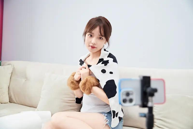 这四川余先生可太惨了，为女主播砸了近300万，本想着能结婚，结果人家女儿都20岁