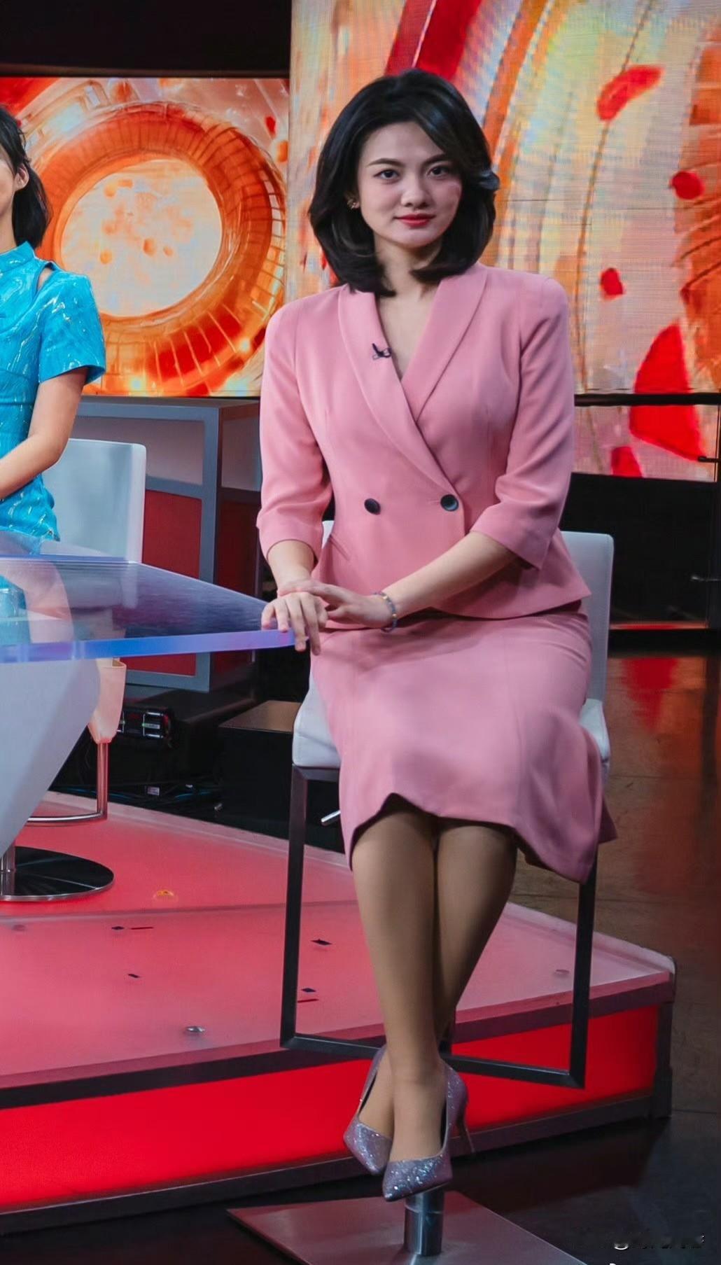 精致干练的短发，精美淡雅的妆容，粉色职业套裙搭配丝袜高跟鞋。端庄秀丽，大气优雅。