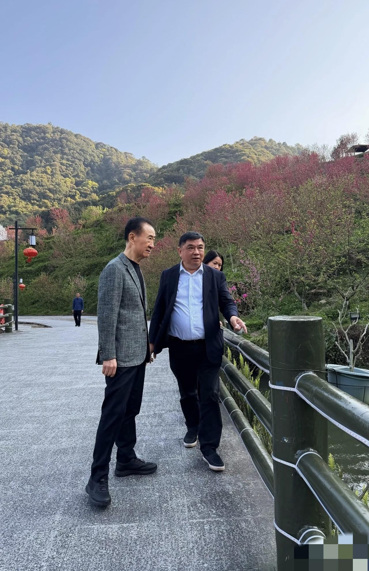 王健林越来越瘦了，也低调了，不敢带几十个保镖了！3月13日，王健林现身福建的