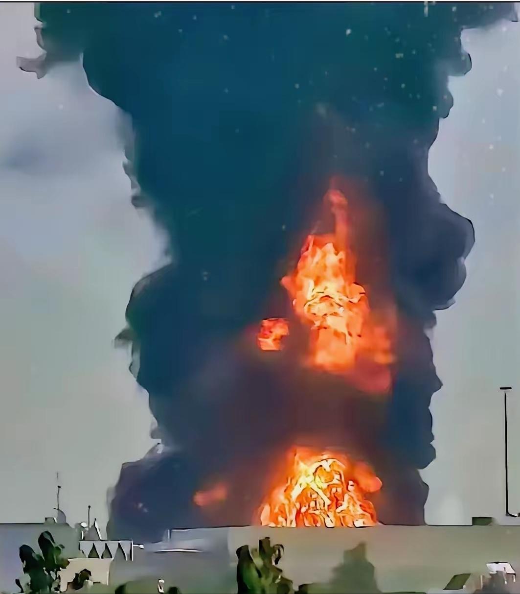 谁敢信？攒了40年家底的黄金城，被几架破无人机给端了。就在3月16号，迪拜机