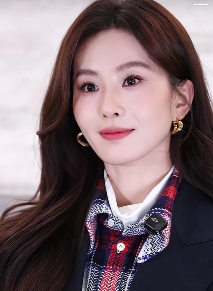 大家有没有发现，刘诗诗这几年眼睛变化挺大的年轻时候她的眼尾是偏下的，所以还有