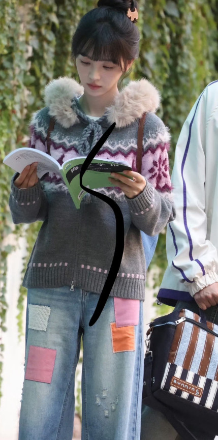 田曦薇天才女友毛衣路透里，她的状态很松弛，毛衣和发型的搭配不刻意，却刚好契合角色