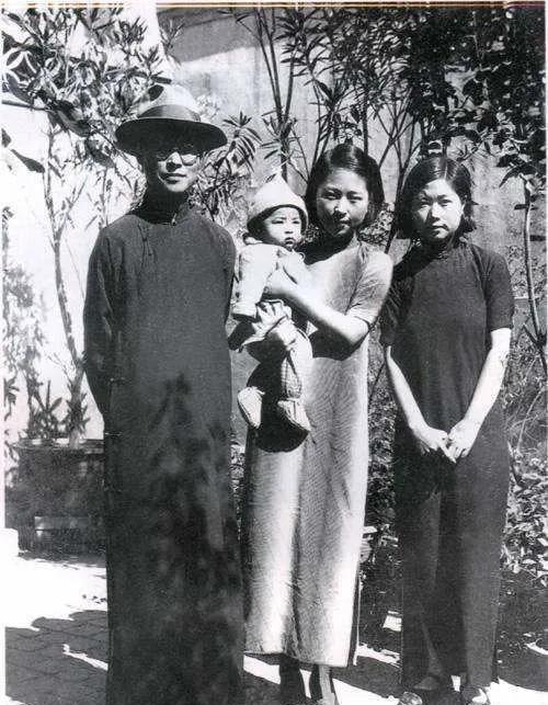 1950年，沈从文将手伸进电源插头，眼看就要触电，被突然回来的儿子发现，一把推开