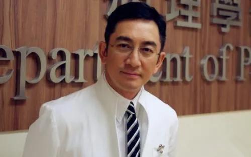2007年，43岁的吴启华娶了比自己小21岁石洋子，结婚7年近5亿家产被石洋子挥