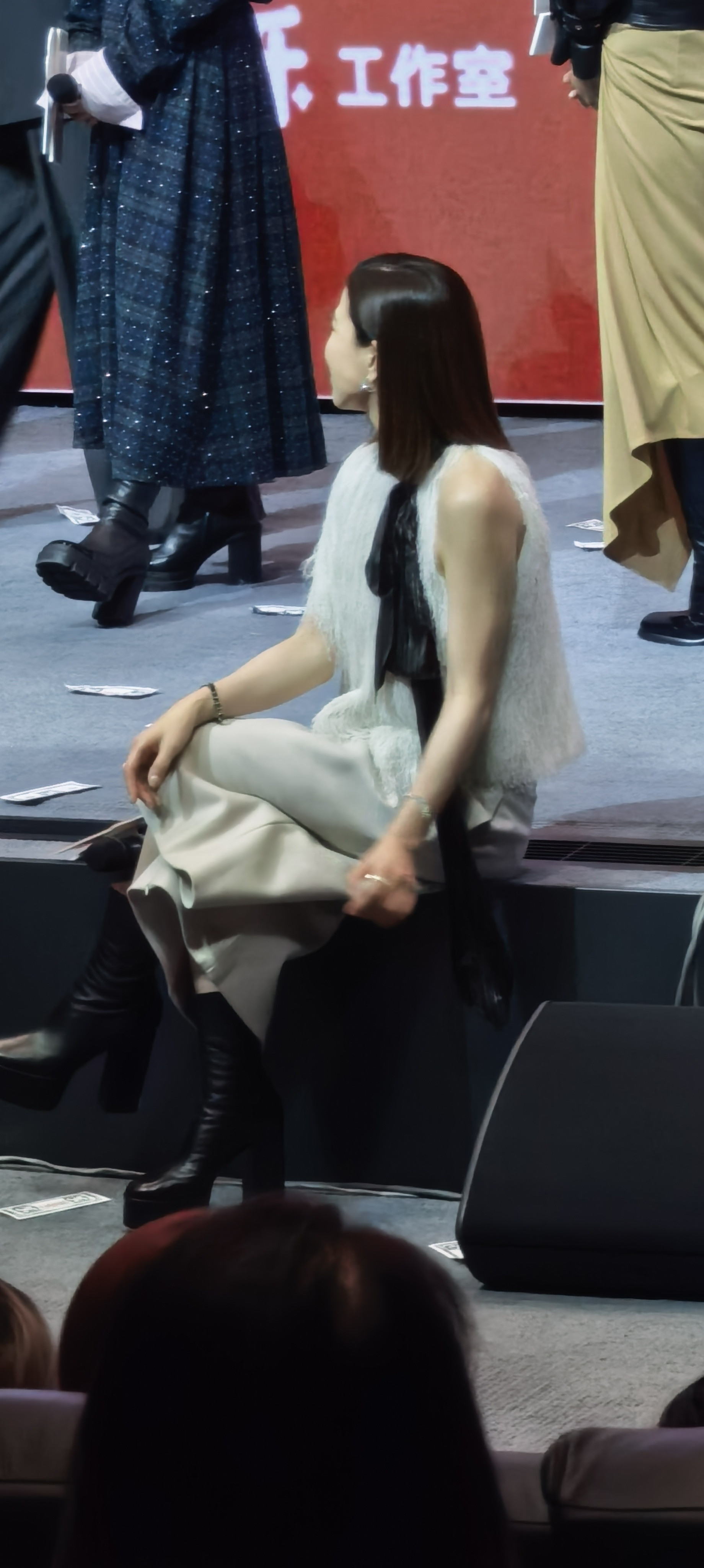 佘诗曼这松弛感谁懂啊。。直接坐舞台边上了。。。