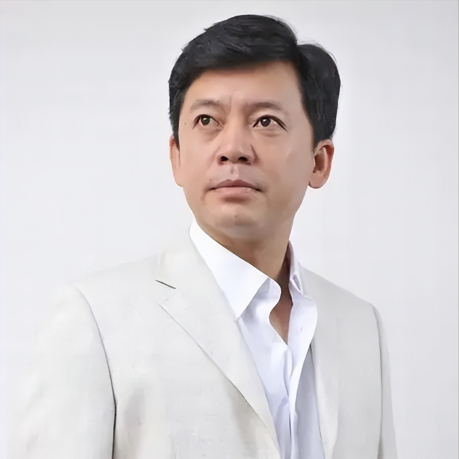 一天晚上，张光北来到何政军宿舍，突然听到里面有女人的声音。他赶紧找来倪大红，两人