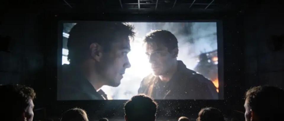 你刚坐下，前排手机屏就亮了。不是静音，是抖音外放。调查说，超六成人都忍过这个