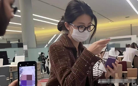 乔欣怀孕肚子照刚热乎，就被拍到在香港养和医院VIP通道现身。吃瓜群众立马发现宽松