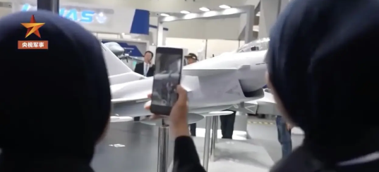 歼-10CE、歼-31模型亮相兰卡威，中国战机要火出圈！在马来西亚兰卡威海空展