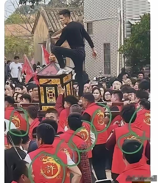 最近湛江妈祖巡游这事闹得全网都在看，有人竟然脚踩妈祖神轿，实在太过分了。不是轿子