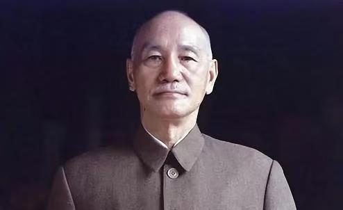 蒋介石一生只喝白开水，连茶都不碰，背后藏着不为人知的考量！年轻时蒋介石探望生病的