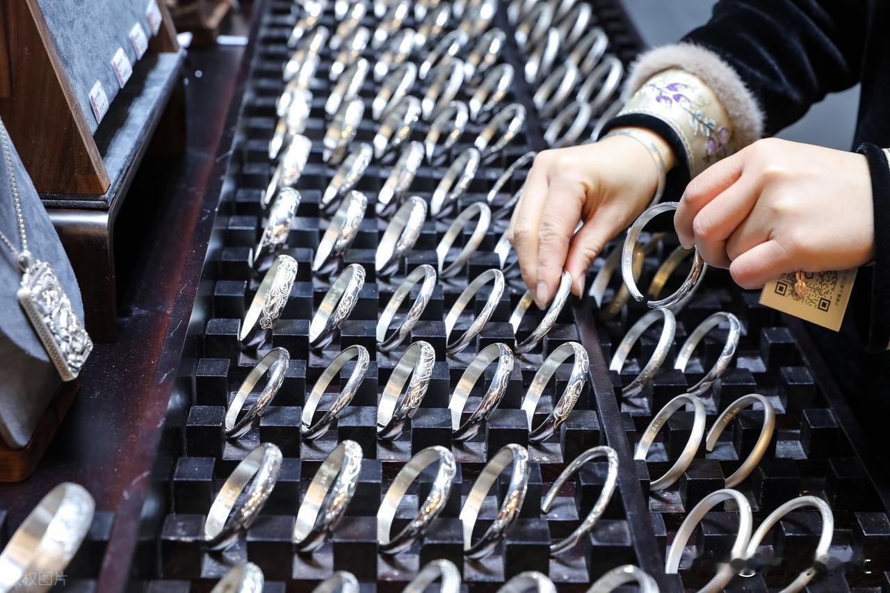 白银都飙到90美元/盎司了！还有人没察觉到这波疯涨行情吗？13号这天直接冲破90