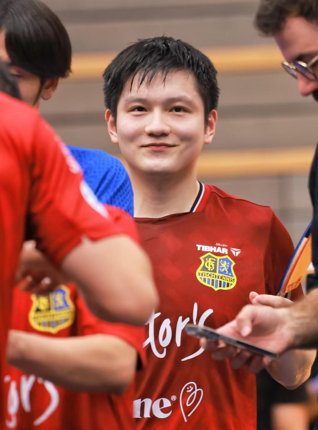 樊振东穿这件红色战衣甚至比那件黑色还帅，轻松驾驭每个颜色，依旧高质量稳定输出，笑