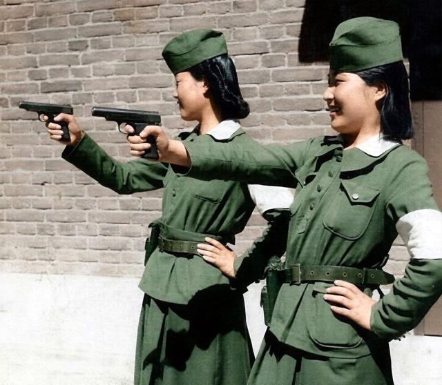 1939年6月6日，北平（北京）前门火车站，两名铁路女子路警手持短枪，正做出瞄准