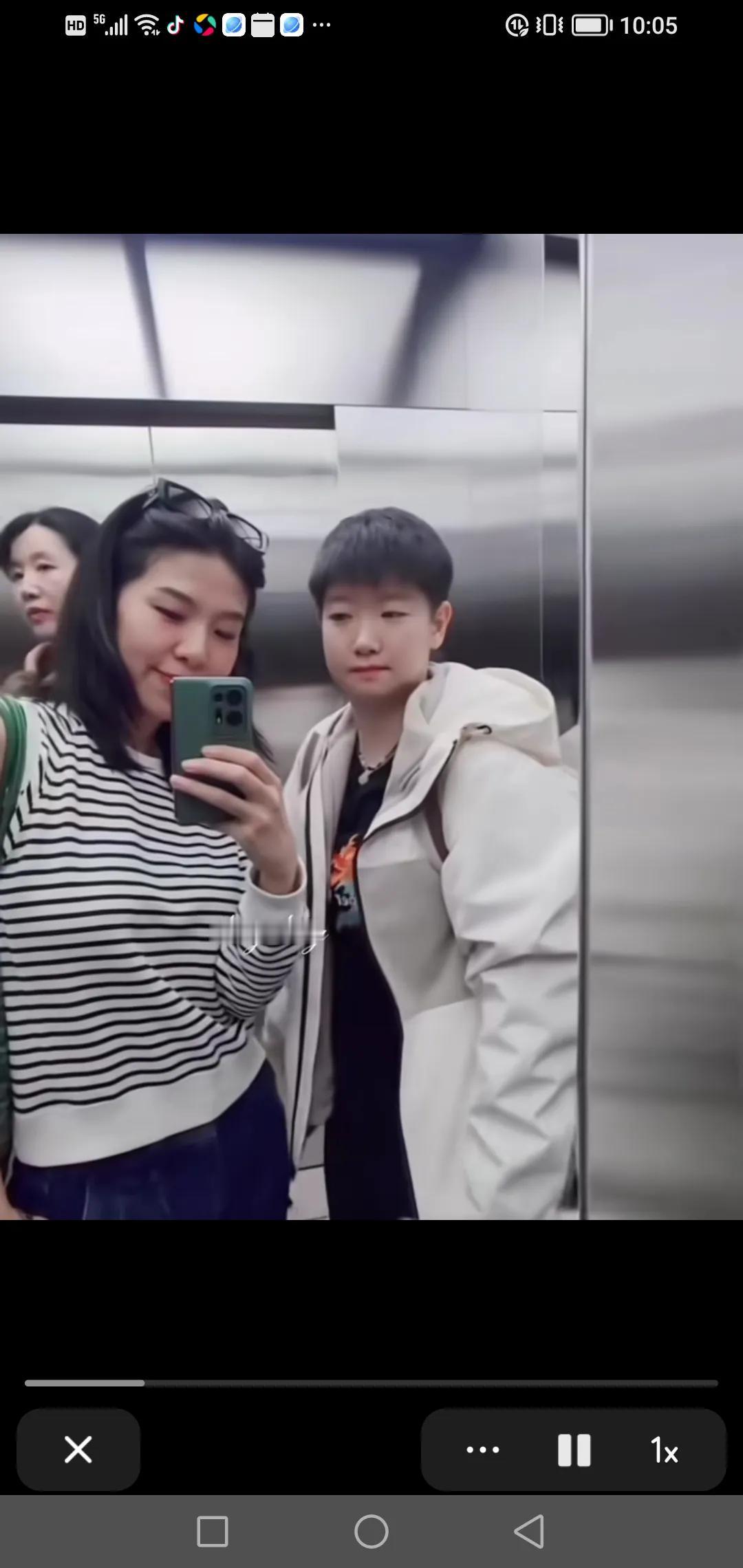 沙宝善解人意，配合小姐姐拍照。我只记得这个姐姐亲过莎宝，这位小姐姐让多少人羡