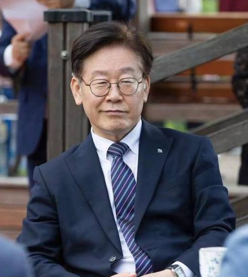 对中国降格！九三大阅兵马上就要开始了，中国给周边国家都发了邀请，韩国也在其中。然