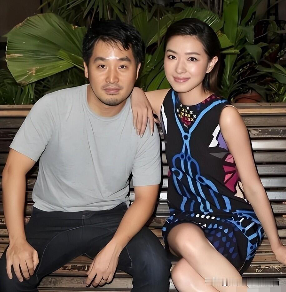 万茜平时拍照都是比较高冷的，不怎么爱笑，不知道跟谁的合影，还是笑的挺开心的。