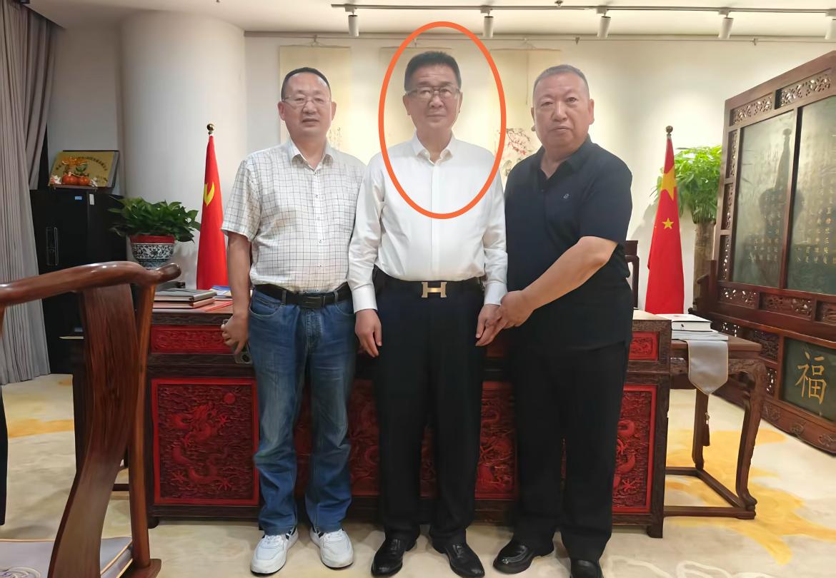 四太梁安琪亲哥哥、何猷君舅舅禤伟旗参加聚会，喝“内部高层专供”竹叶青，一身商务装