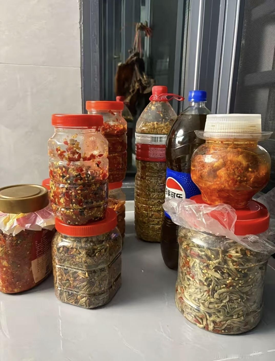 最近总有老人往我家寄东西,打开全是他们自己做的咸菜腊肉。我妈说了好几次不爱吃,可