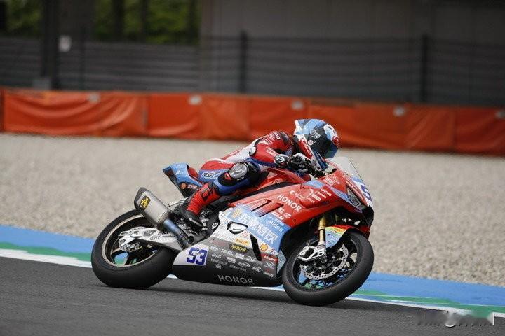 简直无敌了！张雪机车夺得第三冠！2026世界超级摩托车锦标赛（WSBK）匈牙利