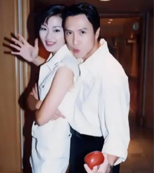 1994年，梁静慈和甄子丹的婚姻草草收场后不久，发现自己怀孕了。她没有犹豫，执意