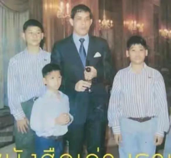 二妃子被流放国外，她生的四个王子也被泰王忽视了，她并不能借母凭子贵翻身，但颇有母