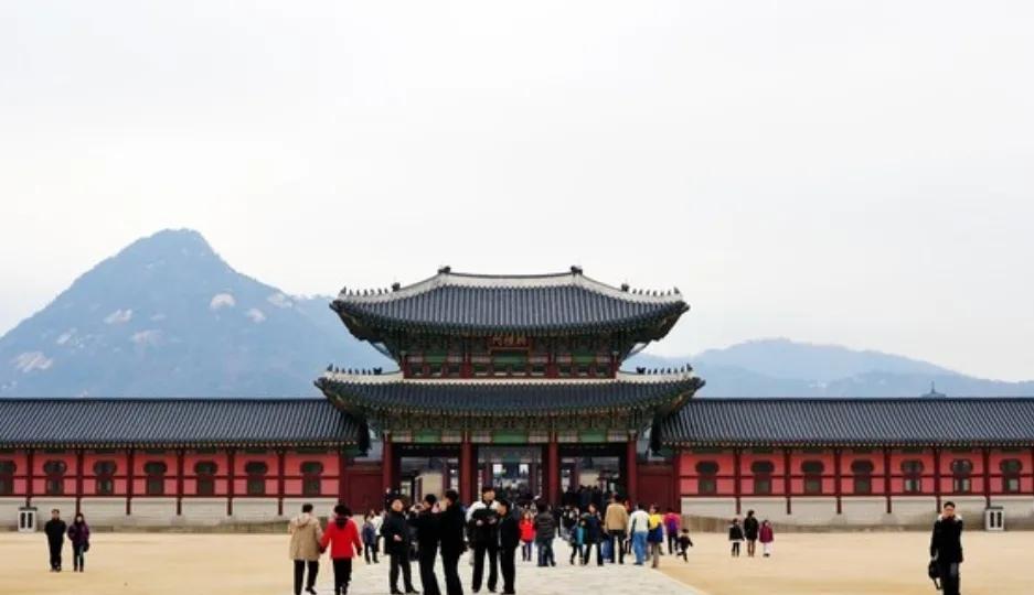 川普不但要对韩国增加百分之二十五的关税，还要韩国将驻韩美军费用每年增加到一百亿美