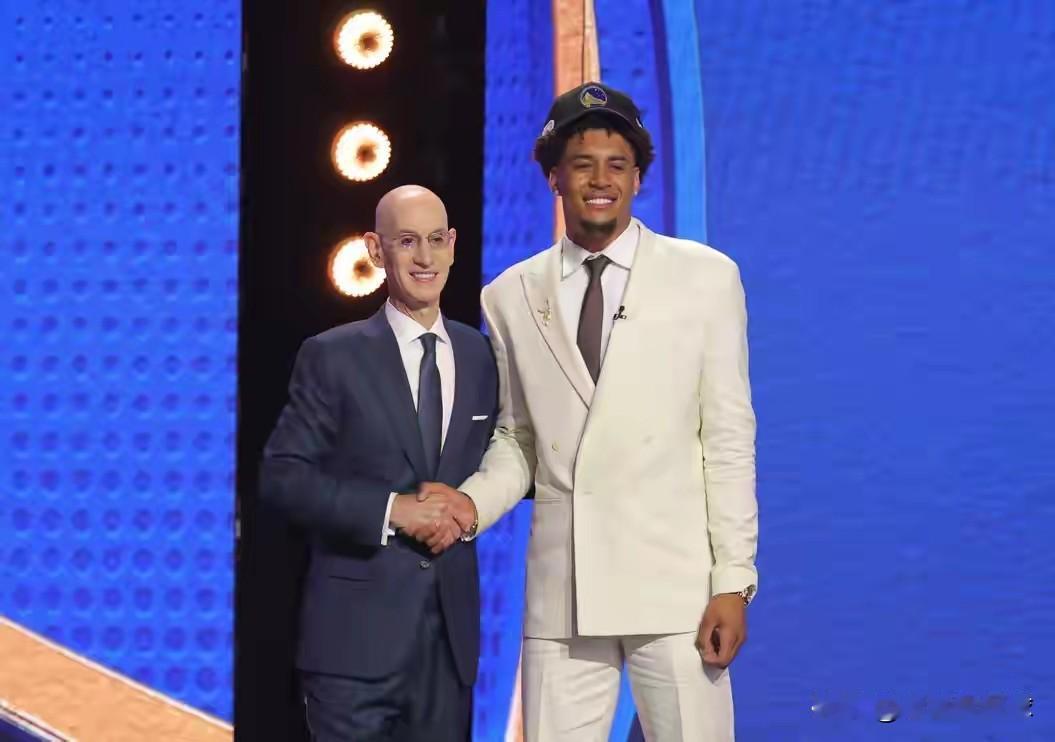 金州勇士真是捡到宝了！在今天勇士以101：90击败独行侠的NBA夏季联赛中，勇士