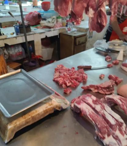 女顾客去菜市场挑了块排骨，过完秤爽快付了96块钱。眼看摊主抡起大砍刀，她随口喊了
