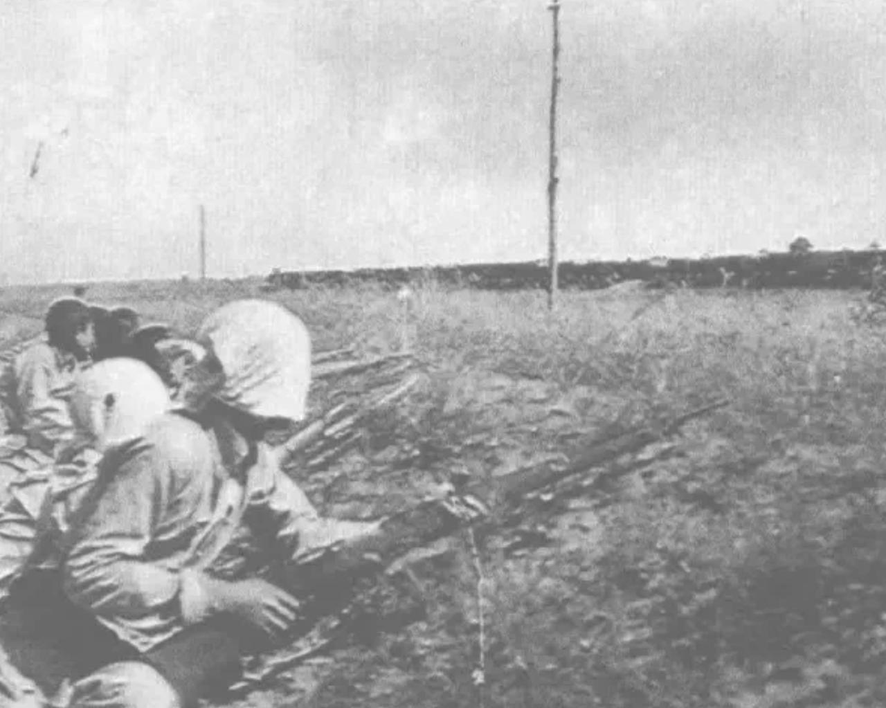 1937年，地主黄有被日军打得奄奄一息，瞥见鬼子分饼干，喉结一滚：“给袋饼干，我