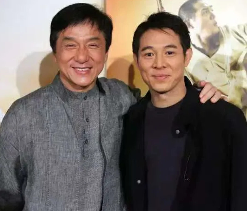 主持人问李连杰：“拍武打戏时你用不用替身？”李连杰答：“拍武打戏没人不用替身。