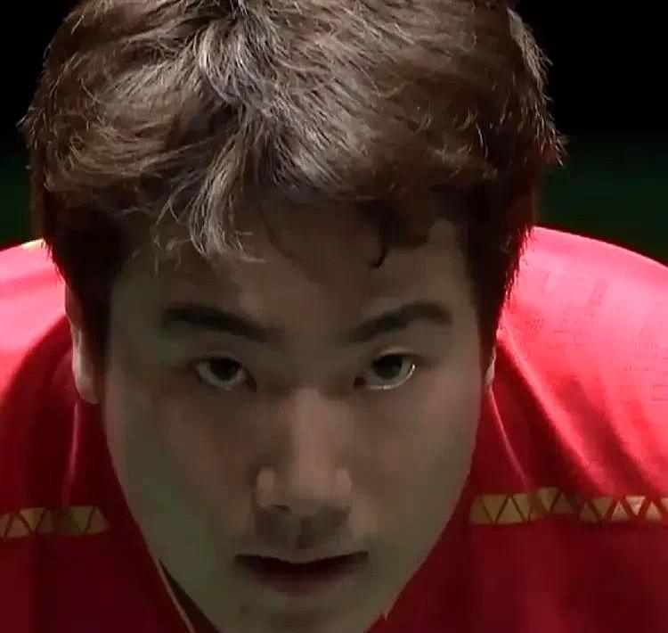 从1:3到4:3。最后一球落地。王曼昱把拍子一扔，蹲在地上，半天没起来。那