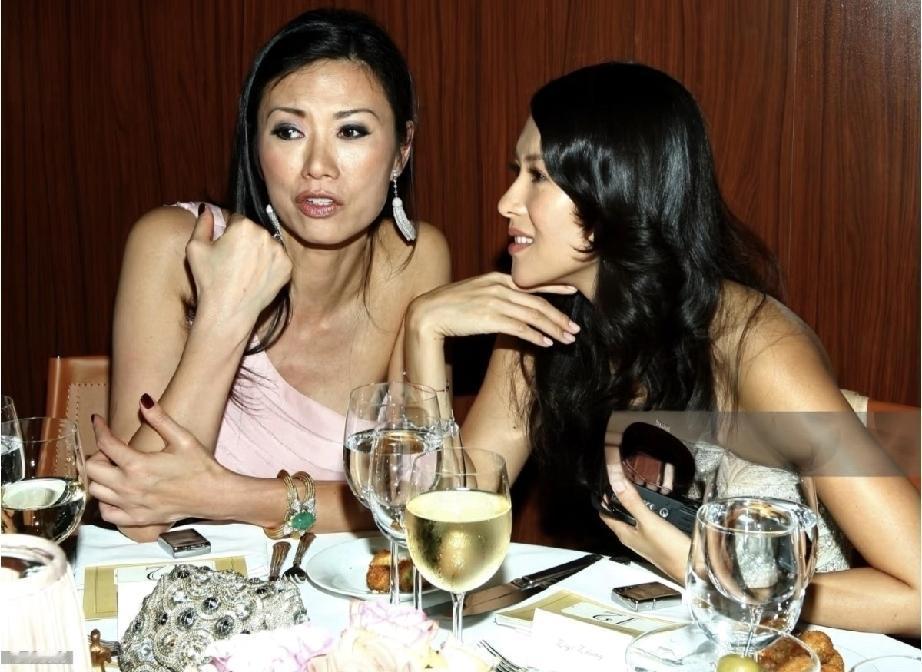 那时候的章子怡和邓文迪很谈的来，都是一个圈子的人。情同姐妹，笑靥如花。在曾经