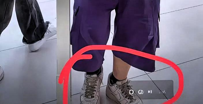 我跟你说，刷到向佑站在向佐直播间那个画面，我整个人愣了好几秒。3000多的巴