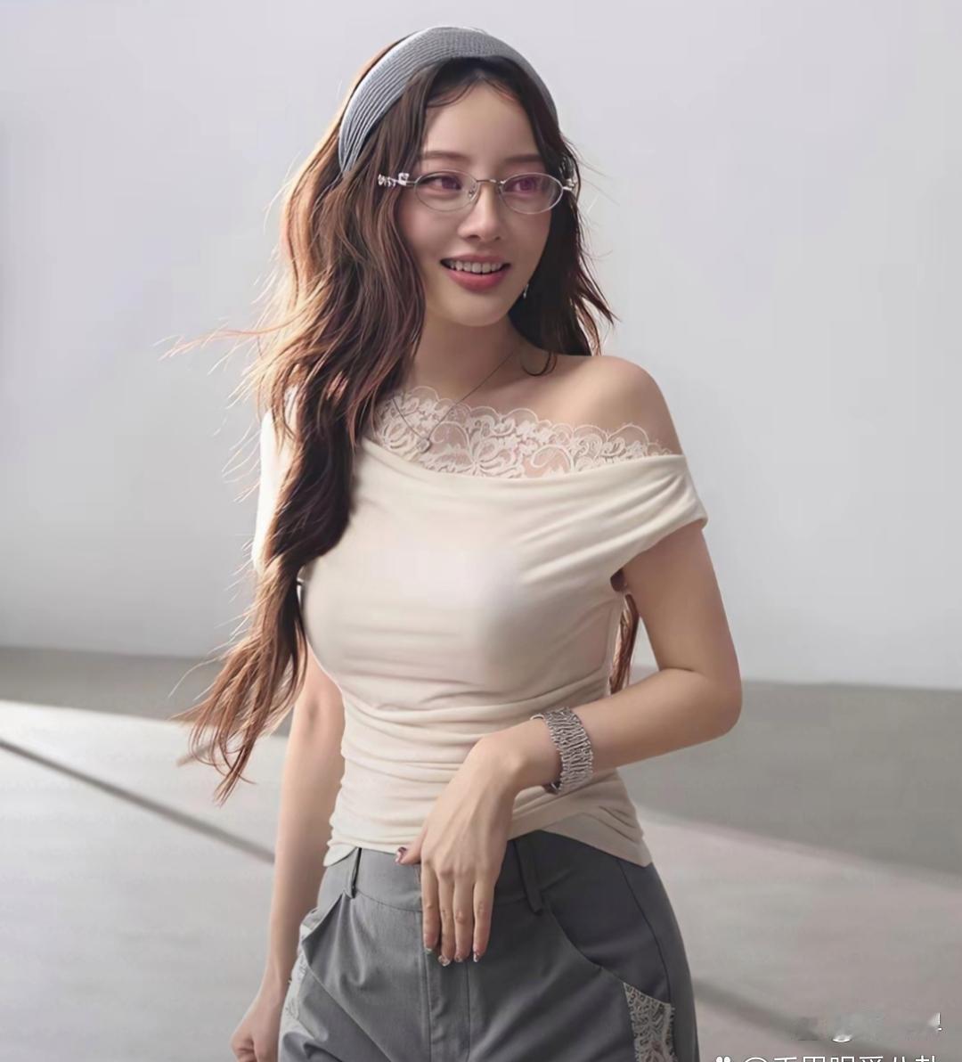 李小璐如今变化反差感十足，样貌改动很大，几乎让人辨认不出来。