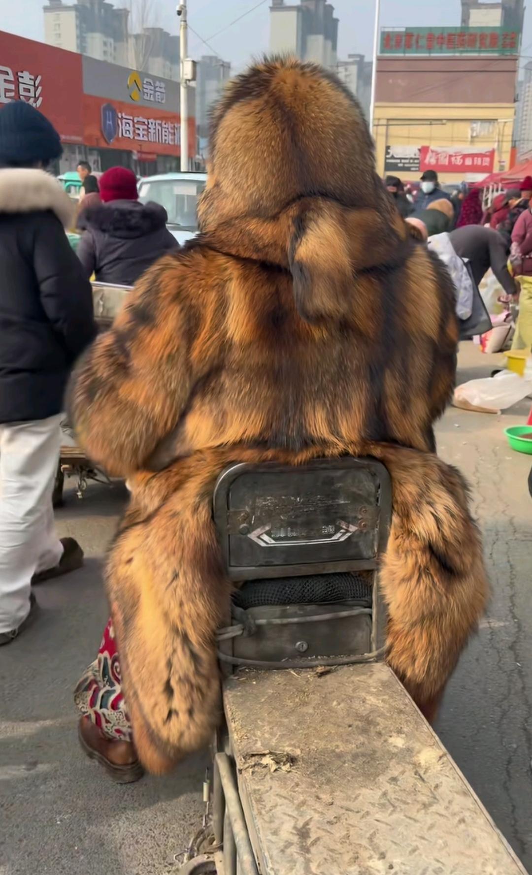 这衣服，站着像狗熊，坐下像藏獒，躺下像野猪。很好奇啊，买这种衣服的人都是怎么想的