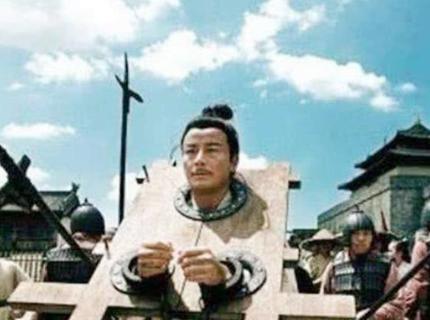 隋朝有个管押送的官员，押送70名流放囚犯去长安，走到半路，他把所有人的枷锁全解了