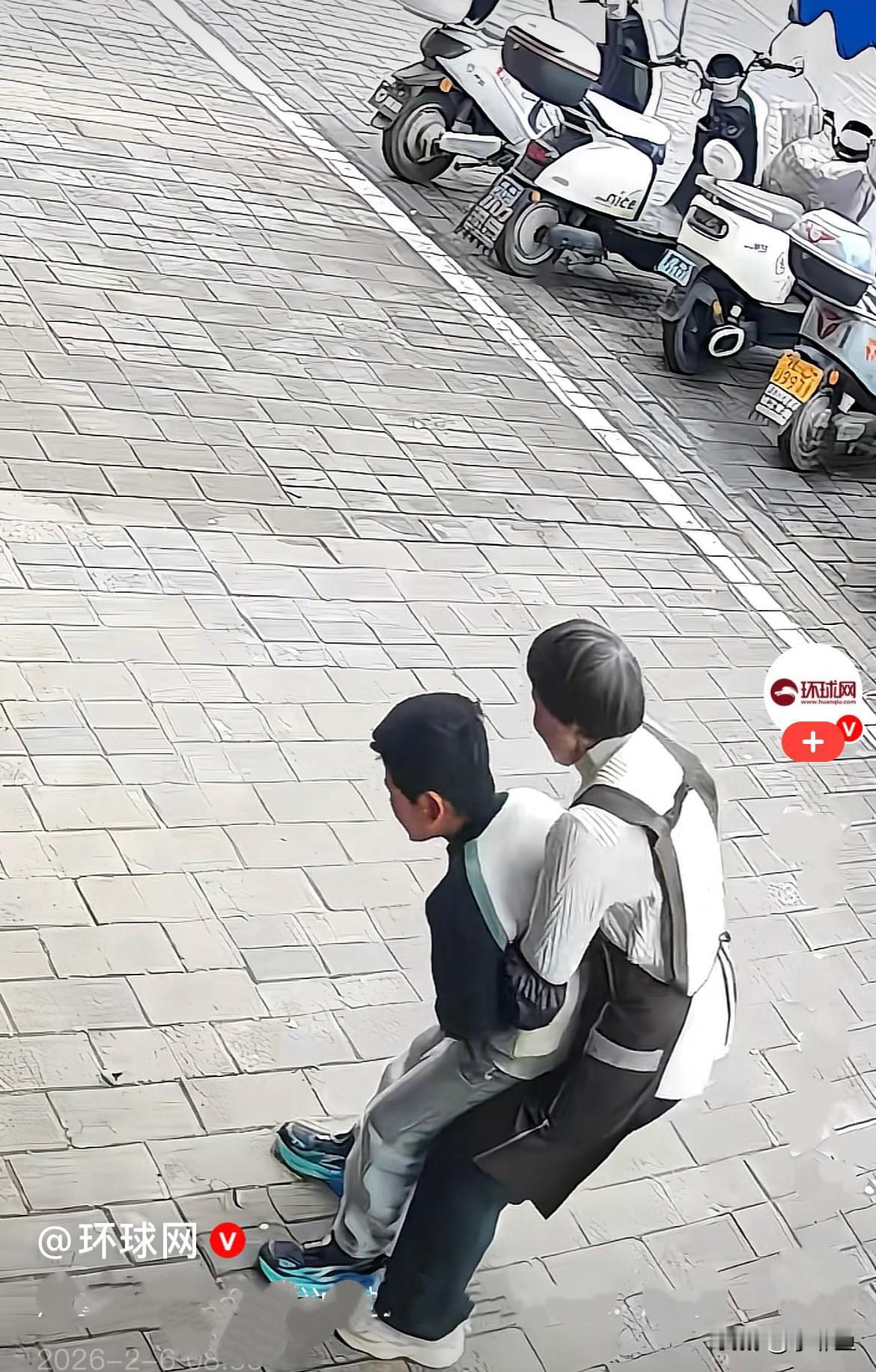 近日，广西桂林早晨的时候，一个小男孩刚刚吃完早餐，可是一个劲地咳嗽，辣椒卡在喉咙