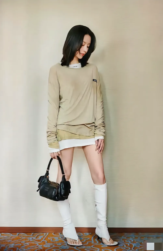 董洁，160cm，脚上的鞋太时尚了，第一见露脚趾头的靴子，你们见过吗？