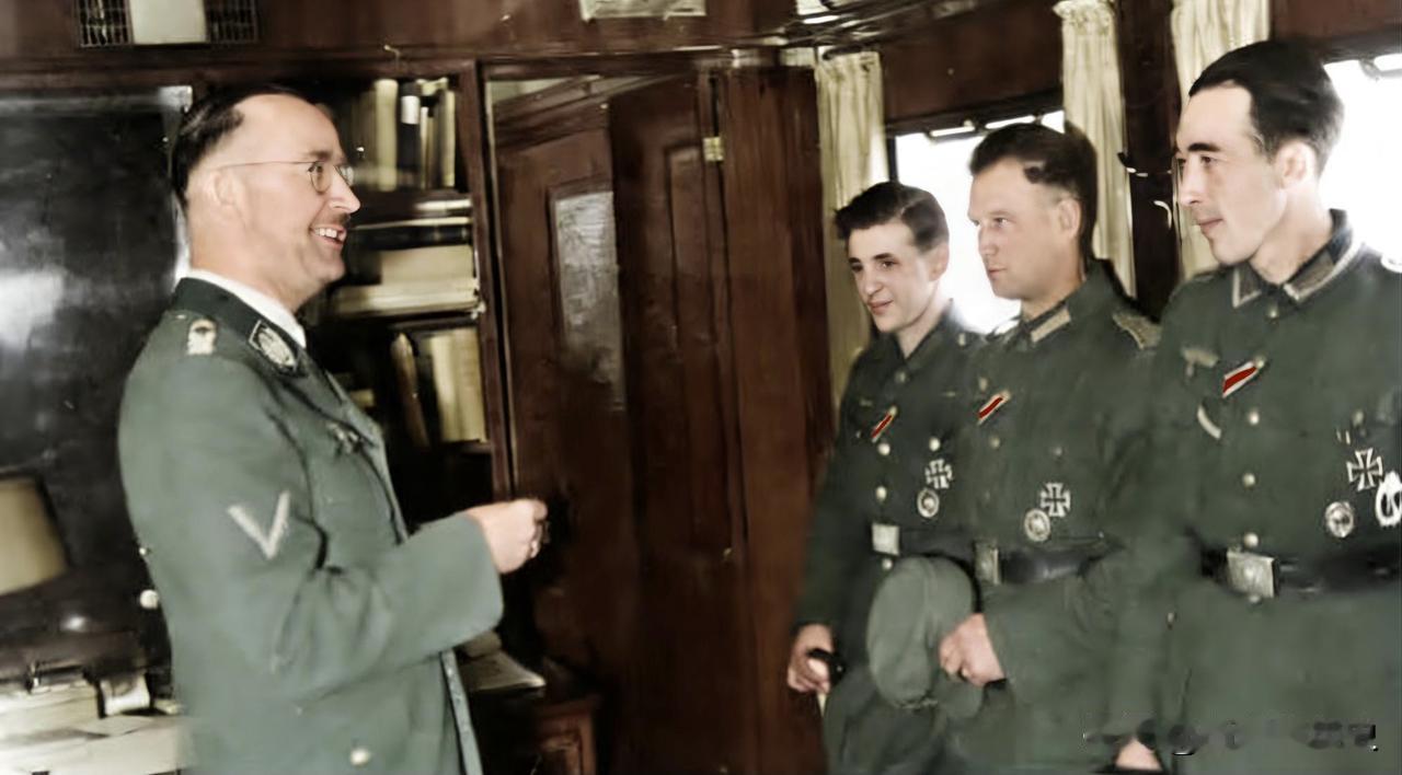 海因里希·希姆莱正在与三名武装党卫军第35“警察”掷弹兵师的士兵交谈。武装党