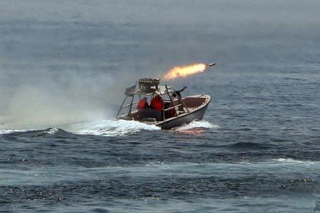 伊朗海军并未归零他们还有几艘快艇，艇上有枪有炮，可以轻松制服万吨商轮（印度货船