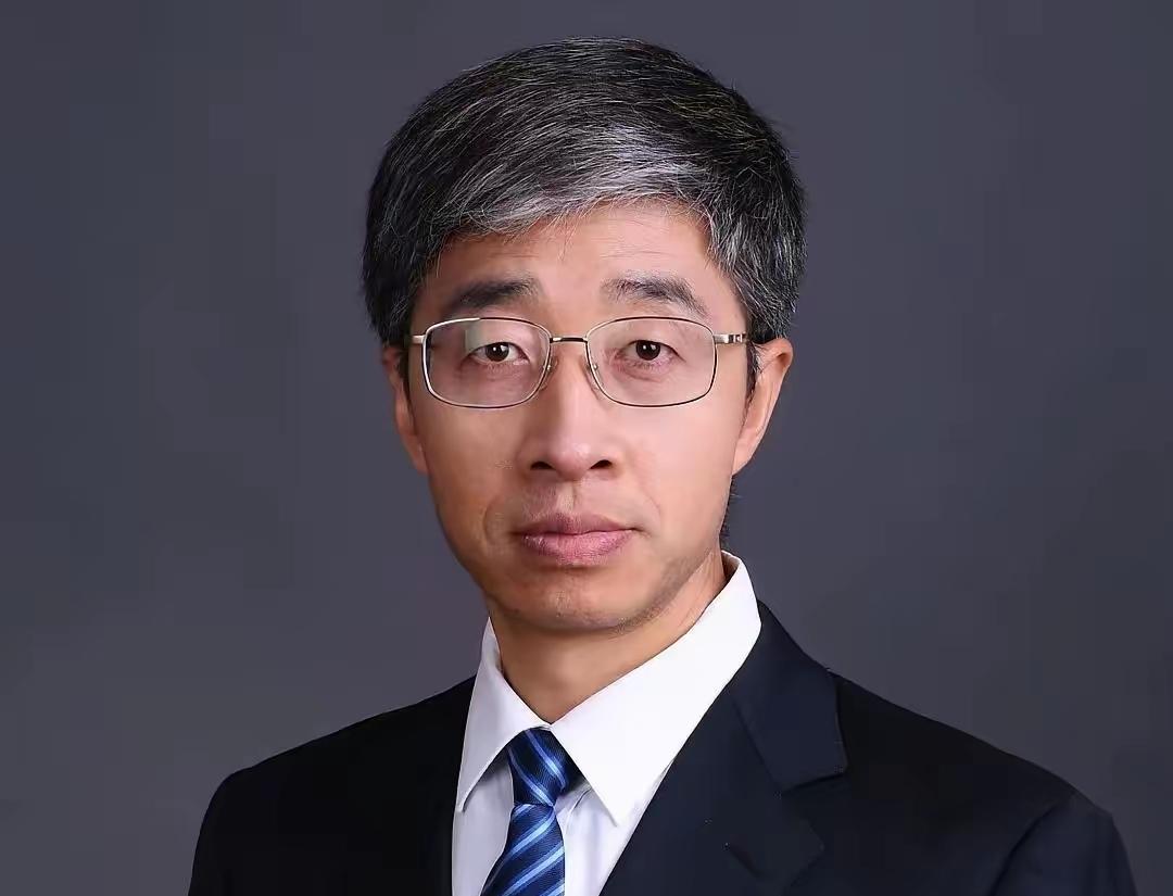 没想到一夜之间火了！北师大副教授陈志新，因为自己的课没有被教务处排上，但