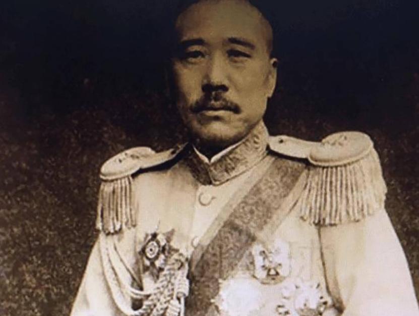 1922年，张宗昌与俄国武官打牌，俄武官输得精光。张宗昌直接对武官说:"你欠